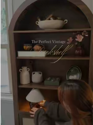 Mi nuevo bookshelf le dio justo ese toque vintage y acogedor que le faltaba a este espacio 🤎📚 Estoy enamorada de cada detalle ✨🕯️ @FURSCH    #VintageFurniture #BookshelfDecor #VintageInspired #CottageHome #CozyDecor 