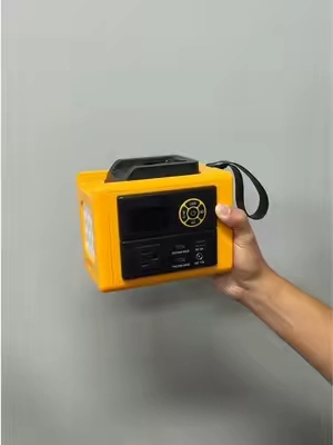 Ahora me siento más listo para los cortes de luz, porque sé que solo tengo que agarrar una batería Dewalt y conectar esto.#inverter #powerinverter #powerstation #dewalt #battery 