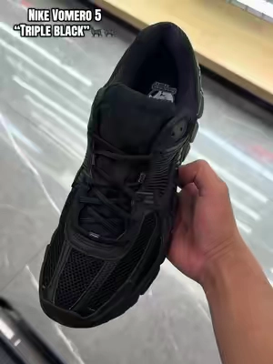 Nike Vomero 5 triple black!😍😍 #nikevomero5 #vomero5 #comfyshoes #gymshoes #blackshoes 