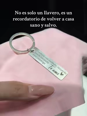 El regalo perfecto para quien siempre quieres ver volver a casa. ❤️#RegaloParaEsposo #RegaloConSignificado #DetallesDeAmor #AccesoriosDeCoche #TikTokShop l