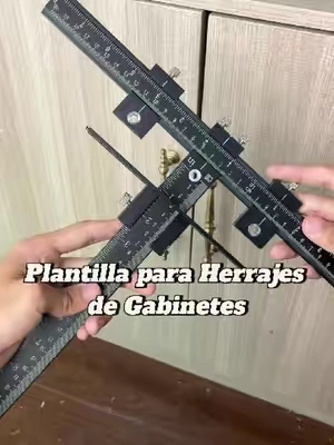🔥 ¡Instala manijas de gabinete como un profesional en minutos! 🛠️ Este Cabinet Hardware Jig te ayuda a hacer perforaciones perfectas siempre, sin errores de medición ni manijas chuecas 😍 Lleva tus proyectos DIY al siguiente nivel con acabados profesionales ✨ ¡Compra el tuyo ahora desde el carrito! 🛒 #RenovacionDelHogar #Carpinteria #DIY #Herramientas #ProyectosDIY     