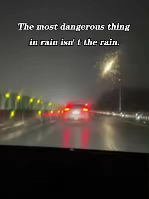 The oil film on the glass can easily lead to dangerous driving during heavy rainstorms and at night #dangerous #CarClean #Windshield #oilfilmcleaner #tiktok    