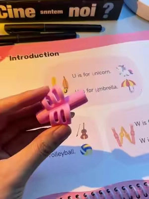 This is really a kind of salvation for mothers and children who can't write English. #mamástiktok #crianzabilingüe #niñosbilingüe #aprendizaje #escuelaenusa Jardín de infantes Padres, no usen la idea de hace 20 años para criar a sus hijos. Herramientas de aprendizaje Libro de dibujo Clase preescolar