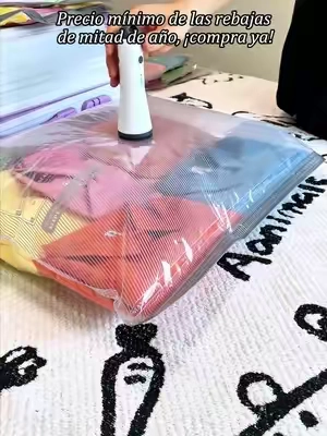 Deja de llenar tus abrigos de invierno y suéteres pesados en el armario con este conjunto de almacenamiento al vacío. Dobla, cierra, presiona el botón y mira cómo se encoge. Ahorro de espacio, sin desorden, perfecto para la familia o para viajar! 🧥 ✨ Haga clic en el enlace y empacar ahora! #TrucoDeViaje #BolsaAlVacio #OrganizadorAlVacio #BolsaViajeAlVacio #ahorroespacioviaje 