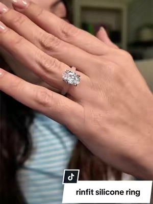 The @Rinfit Rings frosted clear silicone ring is STUNNING video doesn't even do her justice! #siliconering #rinfit #gymhacks #travelhacks #engagementring 