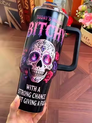 💀🥤☠️This tumbler is the ultimate mood statement! The sugar skull design with vibrant pink roses and the brutally honest text ("Today's Mood: Bitchy") is perfect for those days when you need zero apologies and maximum attitude.#DiaDeLaMadre #RegaloParaMama #termos #tumbler #globalpicks