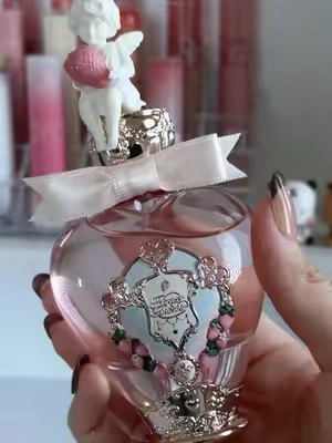 very sweet! ˙˚•˙⊹🍓𓏲˚˙∘ @Flower Knows Makeup #flowerknows #foru #perfume #perfumetok #fragrance 
