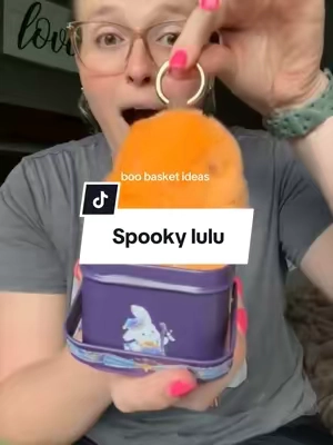 Oh my gosh the softest little bunny lulus! Perfect little gift in a boo basket! 🖤🐰🎃 #boobasketideas #bunnylulu #bunnylulukeychain #boobasket #fallseason 