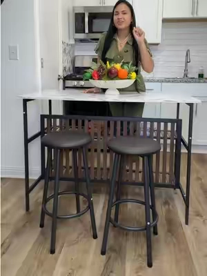 set de isla de cocina es perfecto para espacios pequeños que buscan estilo y funcionalidad. Su cubierta etecto marmol aporta un look moderno y elegante, mientras que la estructura resistente con almacenamiento integrado aprovecha cada centímetro. Incluye mesa y dos sillas, ideal para desayunos, cenas rápidas o un rincón acogedor en tu hogar. Diseño práctico, sofisticado y fácil de combinar con cualquier decoración. #KitchenFurniture #SmallSpaceLiving #HomeDecorldeas #moderndining