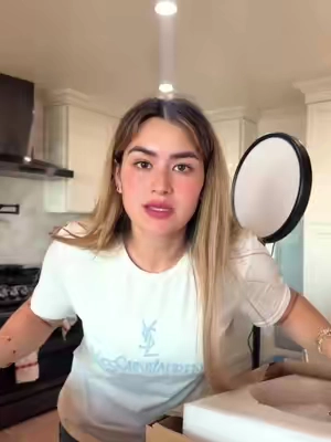 Esta es una muy buena luz para crear contenido ilumina mucho y es muy sólida #alondrix 
