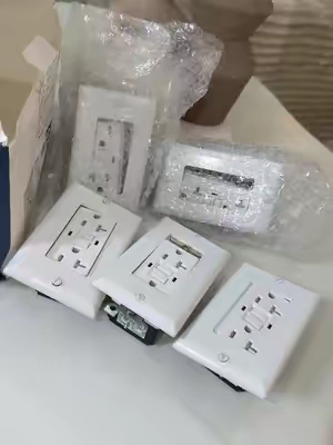Si estás renovando tu casa o necesitas reemplazar los tomacorrientes de áreas como la cocina, el baño, el garaje o el patio, estos GFCI de 20A son una excelente opción. ⚡🤍 Ayudan a proteger contra descargas eléctricas, cuentan con función de autoevaluación (self-test) e indicador LED para verificar que todo esté funcionando correctamente. Son ideales para darle un extra de seguridad a tu hogar. 🛒 Los dejé en el carrito naranja. Solo para personas que vivan en Estados Unidos. 🇺🇸 #TikTokShop #HomeImprovement #Electrical #DIYHome #HomeSafety