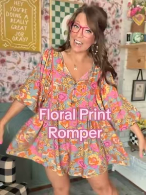 This romper is SOOO gorgeous and I love how flowy it is!!! #romper #shortsromper #midsize #midsizestyle 