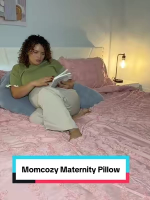 @Momcozy US 💙 Su diseño en forma de U brinda soporte para la barriga, espalda y piernas, y la funda removible con cierre hace que mantenerla limpia sea súper fácil. Ya no imagino mis noches sin ella. #MomcozyMaternityPillow #Momcozy #PregnancyPillow #PregnancyMustHave #PregnancyJourney