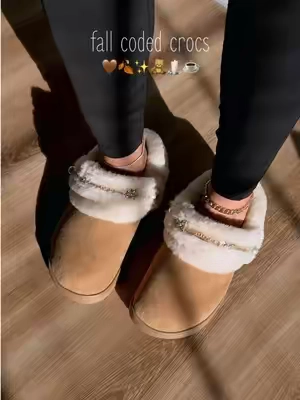 Fall is calling 🍂🤎🍁 #crocs #slippers #BacktoSchool #crocsnewarrivals #furcrocs 