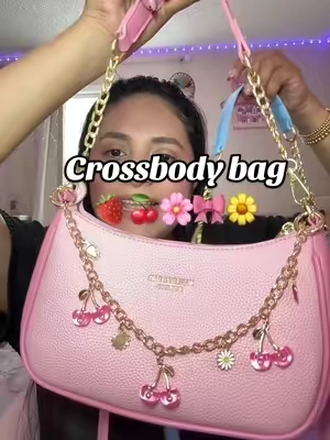 Se ve hermosa con sus colgantes de 🍒🌼🍓 🎀✨✨ #crossbodybag #crossbodybags #bag #pink #cute 