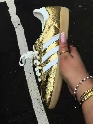 I finally understand the hype on these cracked gold adidas sambas 👑 #ttsneakerweek #fyp #blowthisup #adidas #metallic 