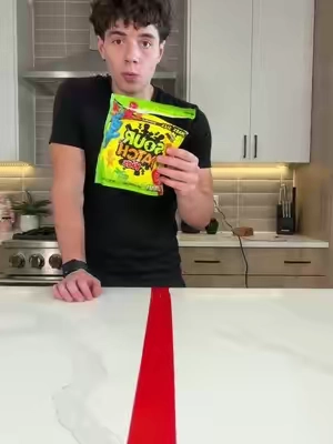 Witch one are you picking? #shamelesssnacks #candy 