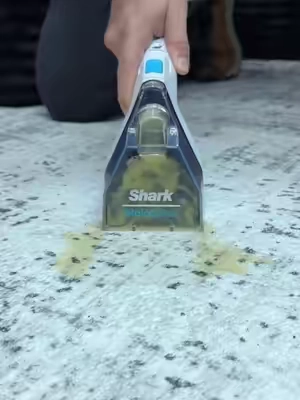 El Shark StainStriker elimina manchas difíciles y olores con una potente limpieza, dejando alfombras, tapicería y más como nuevos💯 #staincleaner #portablecleaner #sharkstainstriker #carpetcleaning 