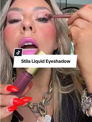 (Shade:green eyes) One swipe and my eyes looked completely different✨ @Stila Cosmetics #greeneyemakeup #eyeshadowlooks #eyeshadowtutorial #stilaeyeshadow 