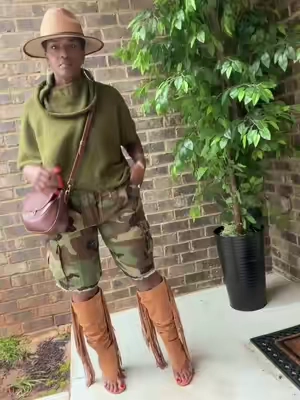 I am 5’3” 140 lbs and my normal size is medium. Sweater:Large (oversized) shorts: Large (they run small) boots: they run true to size but I would size up a half size. Handbag color is chocolate brown and it’s size is large. #casual #streetwear #fashionover50 