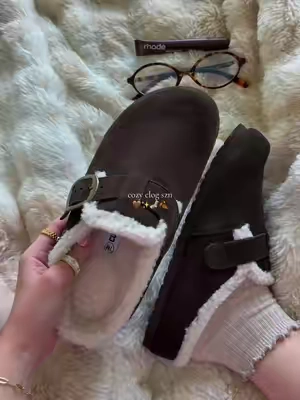 I’m so ready for fall 🤎🍂✨ #fall #fallaesthetic #fallvibes #clogs #fallshoes 