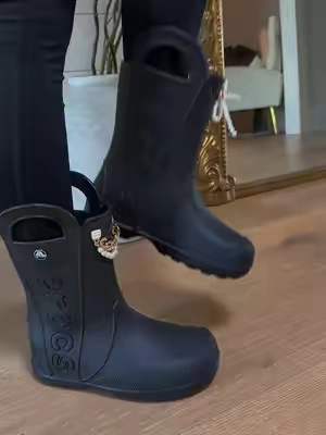 Crocs rain boots are the waterproof boots everyone is reaching for to stay dry without giving up all-day comfort #Crocs #RainBoots #WaterproofBoots #ComfortShoes #RainyDayStyle 