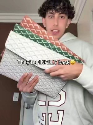 Grab yours quick before they're sold out again! #laptopcase #computercase #designerbags #designerfinds 