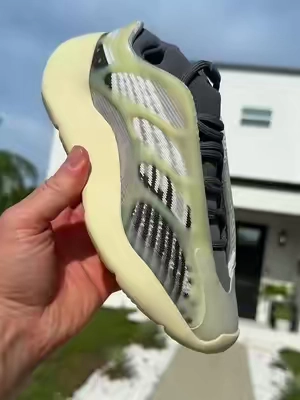 One of the most iconic Yeezys #tiktokshopcreatorpicks #TikTokshopbacktoschool #yeezy #yzy #adidas 