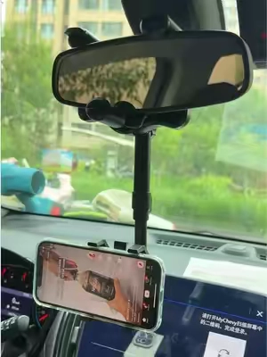 ¡Deja de mirar hacia abajo y de tapar el aire acondicionado de tu auto! 🙅‍♂️ Este soporte para el espejo retrovisor mantiene tus ojos en la calle y se ajusta a cualquier ángulo. ¡Es perfecto para el GPS!#accesoriosparaautos #soporteportacelular #comprastiktok #tiktokshopespañol #gadgets 