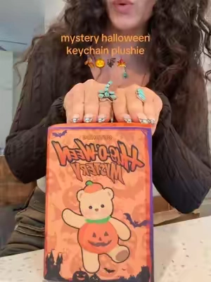 SHES SO CUTE AND GIRLY #halloween #halloweenplushie #keychain #getahug #pursecharms 