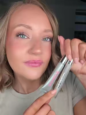 You’re seeing how plump my lips look, right? 👀🫢 @buxomcosmetics NEW lip prep + plump is so good 🙌🏼 #buxomcosmetics #lipplumper #lipflip #lipexfoliator #buxom 
