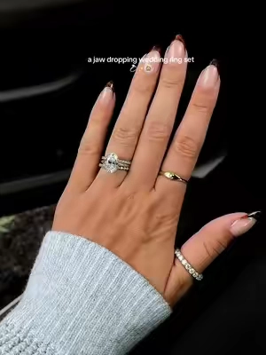 absolutely stunning @Maxine Jewelry #ovaldiamond #engagementring #weddingring #weddingband #diamondring 