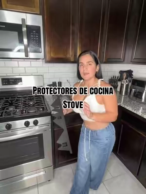 Dale un aire totalmente renovado y moderno a tu cocina en minutos y sin hacer remodelaciones costosas. 🌿 Protege la zona de la estufa contra el desgaste diario, el calor y la humedad con un diseño elegante que se adapta a cualquier espacio. Fácil de instalar, duradero y la solución perfecta para mantener tu hogar luciendo como nuevo. #tiktokshopsummersale #kitchenwallprotector #homedecor #kitchenorganization #easyremodel 