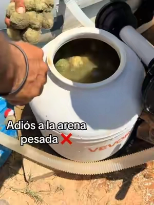¡Ayuda! 😱 Dejamos estas bolas de filtro VEVOR de más y miren toda la suciedad que atraparon.  ¿Creen que se salven en la lavadora o mejor pongo unas nuevas? Si quieres olvidarte de la arena pesada y mantener tu agua cristalina, te las dejé en oferta en el carrito naranja.  #poolfilterballs #vevor #mantenimientodepiscina #carritonaranja #tiktokshopfinds 
