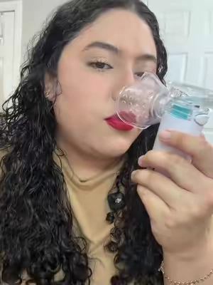 No esperes a necesitarlos para tener uno en casa. Este nebulizador portátil es perfecto para usar con solución salina cuando las vías respiratorias necesitan un poco de apoyo. Silencioso, recargable y listo para acompañarte donde vayas. #NebulizadorPortátil #SoluciónSalina #CuidadoEnCasa #ArtículosParaBebés #TikTokShopCreatorPicks
