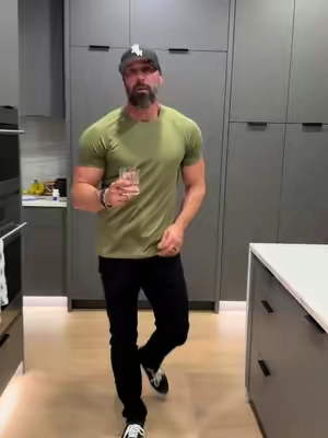 These Ts from Strevate are going to make you look way more jacked than you really are! - #summerwins #mensfashion #tshirt #fittedtee #raglantee 