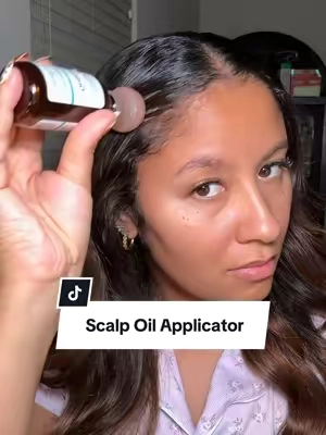 Love how easy and mess free this scalp oil applicator is 🙌🏽💆🏽‍♀️ #scalpoiling #hairoiling #scalpcare #oilapplicator #kitsch 