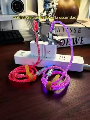 Cable de carga 4 en 1 con conexión nativa USB-C a USB-C (sin necesidad de adaptadores acoplados). Incluye un conector USB-A en un extremo y un conector Lightning en el otro como opciones adicionales. Fabricado con materiales de mayor calidad que los cables convencionales. ¡Básicamente cubre todas tus necesidades de carga y es difícil de perder! #cabledecarga #rgb #lucesrgb #tiktokshop #sediferente