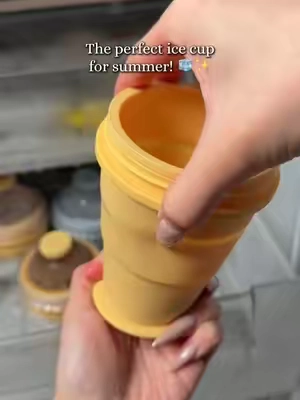 This ice mold that turns into a cup is the coolest summer hack ever 🤯 #SummerDrinkHacks #IceMoldCup #SummerGadgets #backyardparties #TikTokshopbacktoschool 