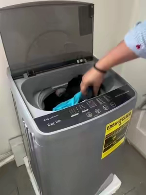 Lavadora automática compacta con 10 programas | Ideal para apartamentos y espacios pequeños Esta lavadora automática de carga superior está diseñada para hacer el lavado más fácil y práctico. Cuenta con 10 programas de lavado, temporizador programable, detección automática de desbalance para un funcionamiento más estable y silencioso, tambor de acero inoxidable para mayor durabilidad, 3 niveles de agua para ahorrar recursos según la carga, tapa transparente para supervisar el ciclo sin abrir la máquina y función Air Dry para ayudar a reducir la humedad al finalizar el lavado. Además, incorpora ciclos como Normal, Standard, Heavy, Quick, Soak + Wash, Wash, Wash + Rinse, Rinse + Spin, Spin y Air Dry. Su diseño compacto es perfecto para apartamentos, estudios, RV o espacios pequeños, ofreciendo un lavado eficiente sin ocupar demasiado lugar. #TikTokShopBlackFriday #TikTokShop #PortableWasher #ApartmentLiving #HomeEssentials 
