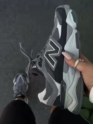 If you don’t already have these check the price on them 🖤✨ #fyp #ttsneakerweek #backtoschool #blowthisup #newbalance 