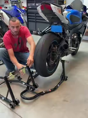 I’ve been using these stands for a couple years now I never had an issue! #vevor #vevortools #motorcycle #sportbike  