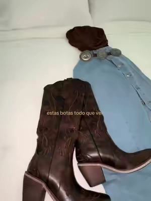 Fiel a la talla 🤠#vaqueraoutfits #westernfashion #brownboots #cowgirlboots #botasvaqueras 