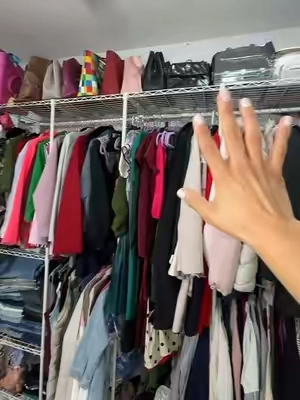 Respuesta a @Anna 🩷 quería el rosita pero solo había blanco #movingday #rack #closet #organizedhome 