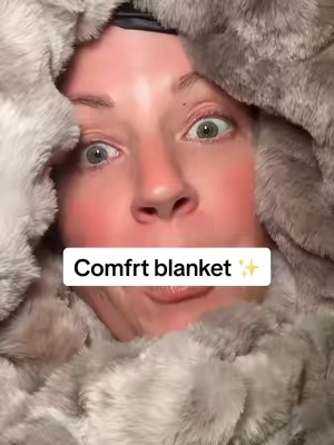 The most scrumptious warm fuzzy slightly weighted blanket for stress and anxiety #comfrtblanket #comfrt #comfyblanket @Comfrt 