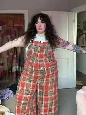 These overalls are literally perfect for fall, I’m so glad I finally got them in the right size! #creatorsearchinsights #plussize #plussizefashion #midsize #midsizefashion 