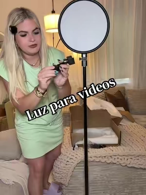 Estas luces me encantaron tanto que ya tengo dos. 😍✨ La Weilisi Ring Light de 13 pulgadas viene con trípode y soporte para el teléfono, y es perfecta para grabar contenido, hacer lives, tomar fotos o maquillarte con una iluminación mucho más bonita. Tener dos me permite iluminarme desde ambos lados, evitar sombras y lograr que mis videos se vean mucho más profesionales. Además, puedes ajustar la intensidad de la luz según lo que necesites. 📱💡 🛒 La dejé en el carrito naranja. Solo para personas que vivan en Estados Unidos. 🇺🇸 #TikTokShop #RingLight #CreadoraDeContenido #ContentCreator #tiktokshopblackfridaysale 