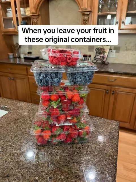 How to get your fruit to last way longer 🍓🫐 and save money on wasted food 💵 #KitchenHacks #fruit #fruitstorage #freshfruit #kitchen 