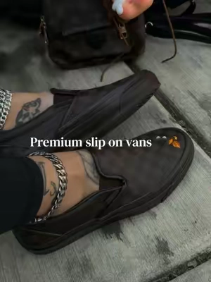 The insoles are sooo cozy and yes removable 🥰 @vans #vans #vanswarpedtour #altoutfits #falloutfitinspo #sliponshoes 