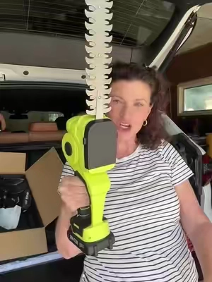 One tool, two jobs. This @SEESE Store 2-in-1 swaps between hedge trimmer and grassier in seconds – sharp, lightweight, and precise #TikTokShopCreatorPicks #TikTokshopbacktoschool #HedgeTrimmer #GardeningHacks #yardwork 